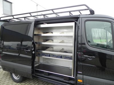 Bouwsector 2 bedrijfswageninrichting bus zijkant